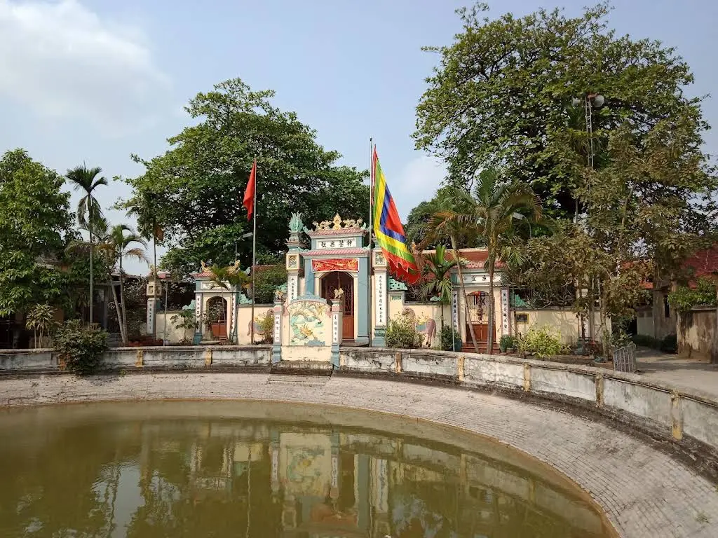 Cổng Đình Không Thôn nhìn từ xa