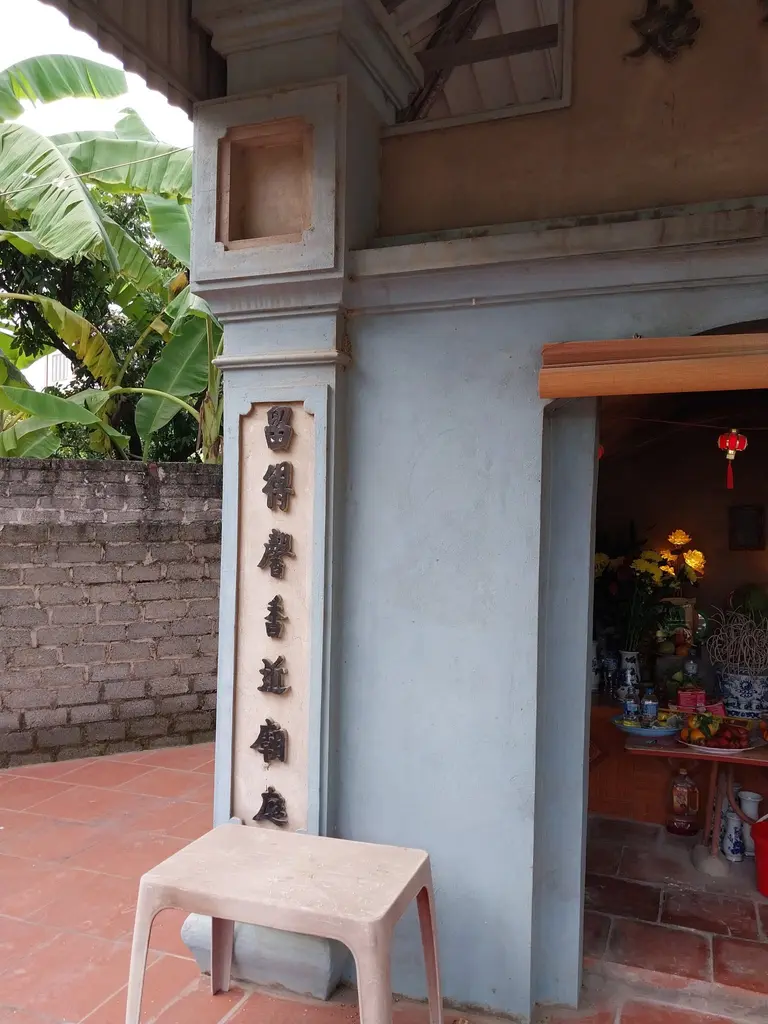 Đôi câu đối trước cửa Đền Đậu