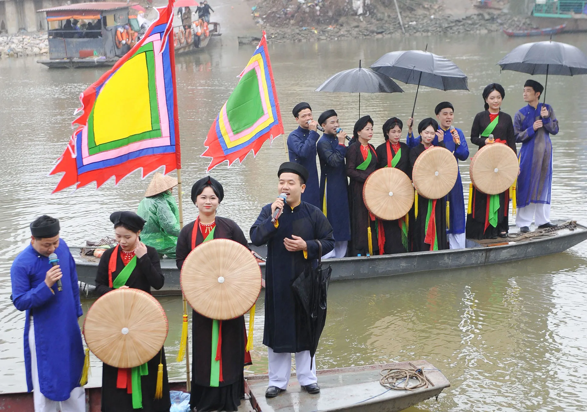 Hát quan họ trên sông của Lễ hội Thổ Hà.