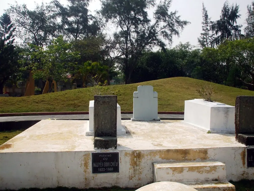 Mộ phần Nguyễn Đình Chiểu
