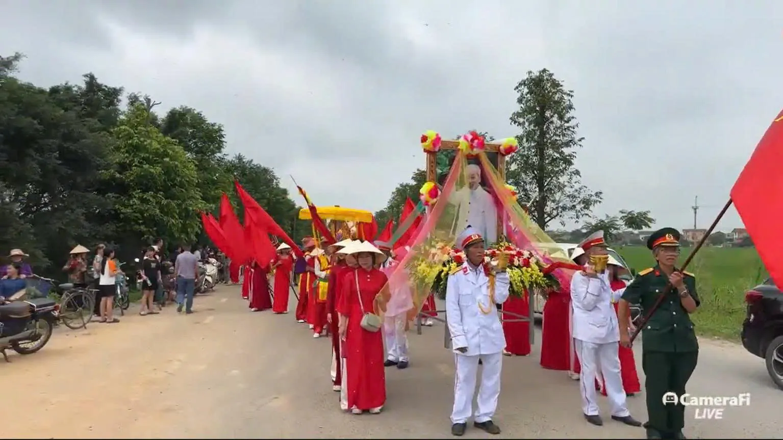 Kiệu rước ảnh Bác Hồ tại Lễ hội Chùa Hương Thủy