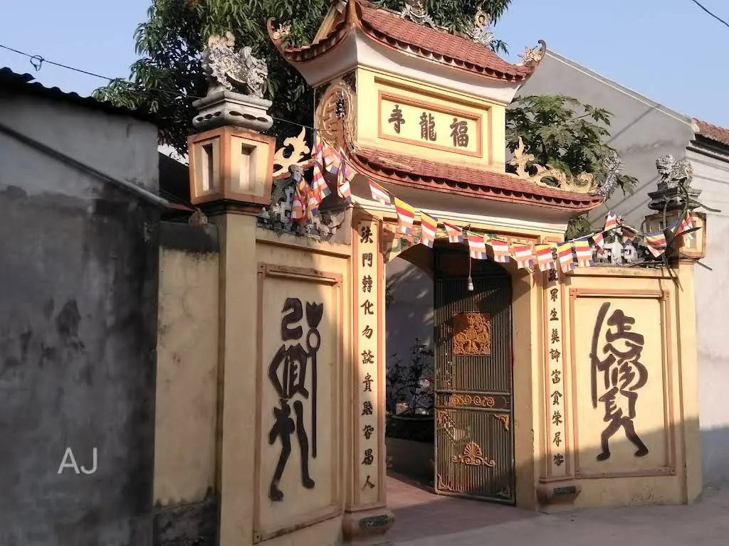 Cổng tam quan di tích Chùa Yên Quán