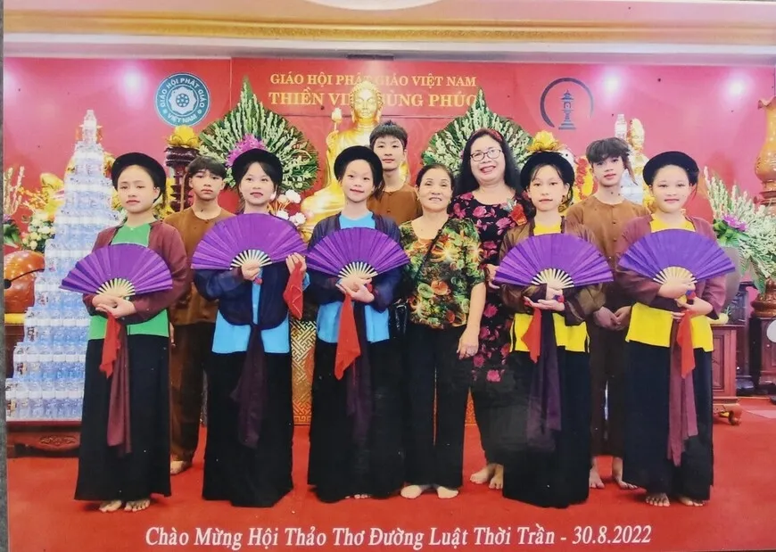 Bà Nguyễn Thị Lan (đứng thứ 4 từ trái sang) đưa CLB hát Dô Liệp Tuyết đi biểu diễn.