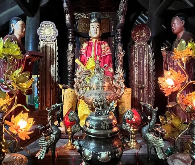 Ban thờ bên trong Miếu Bảo Hà