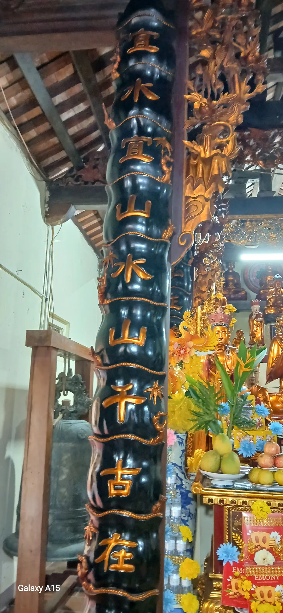 Câu đối bên hữu Ban Tam Bảo