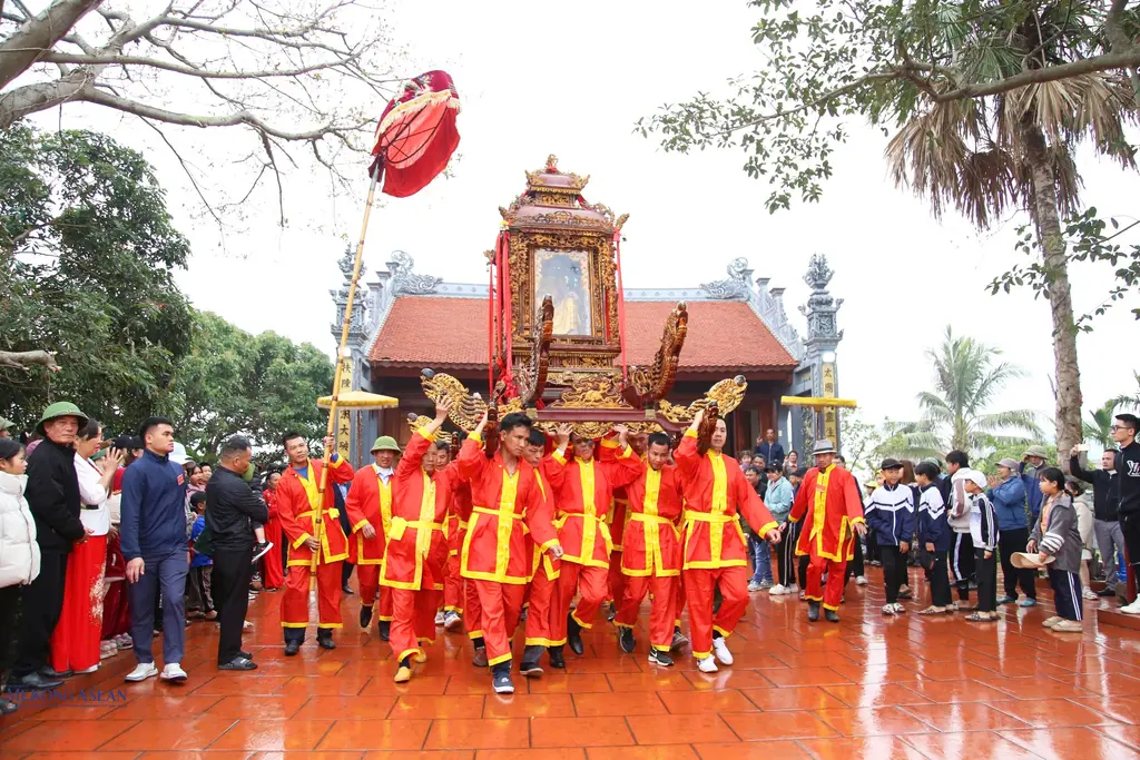 Kiệu rước tại Lễ hội đình Trịnh Xuyên