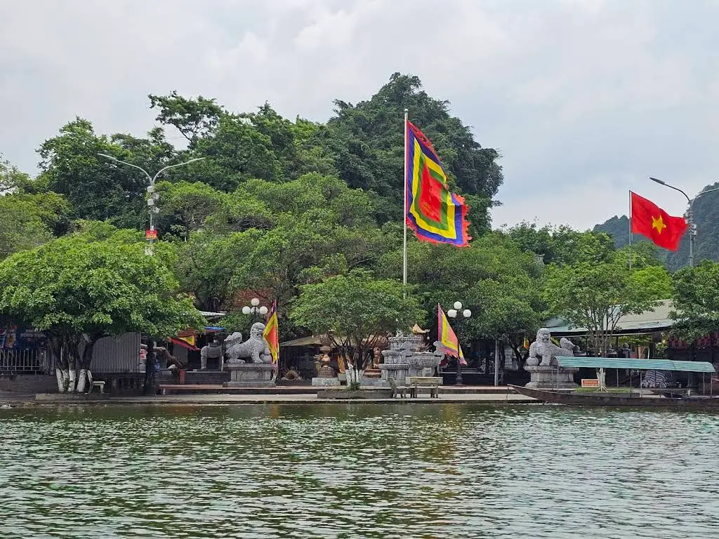 Cảnh quan Đền Trình nhìn từ xa