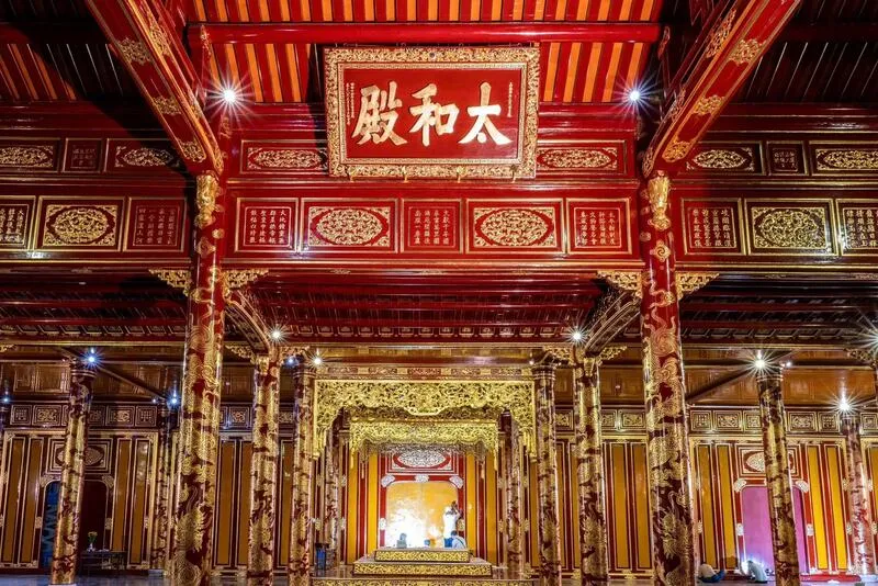 Bảng son thếp khắc chữ tại Điện Thái Hòa