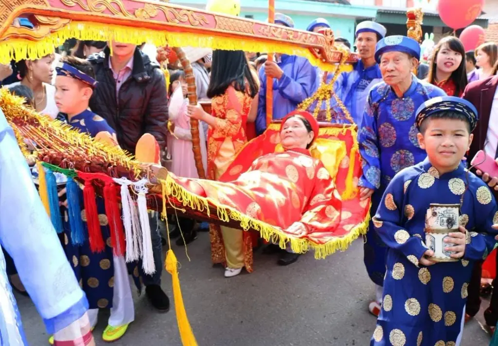 Kiệu rước cụ già lên miếu Tiên công để tế cáo và cầu nguyện tại Lễ hội Tiên Công