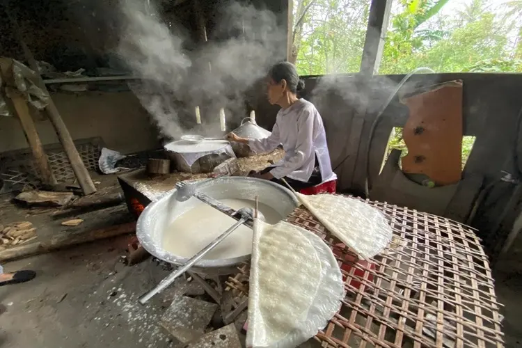 Công đoạn đổ bánh tráng Trảng Bàng