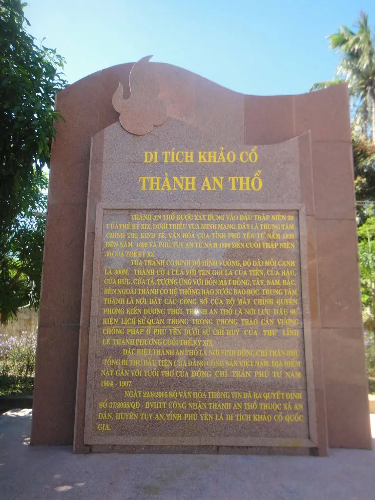 Biển tên di tích khảo cổ Thành An Thổ