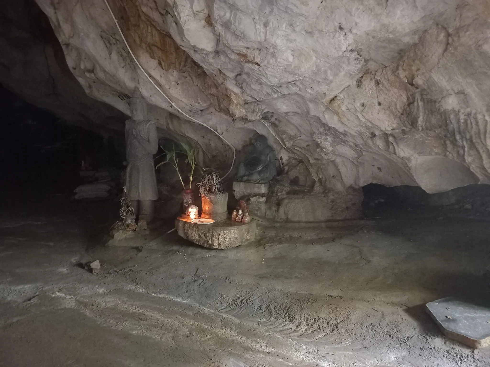 Bên phải Động Long Tiên (Hang Trầm)