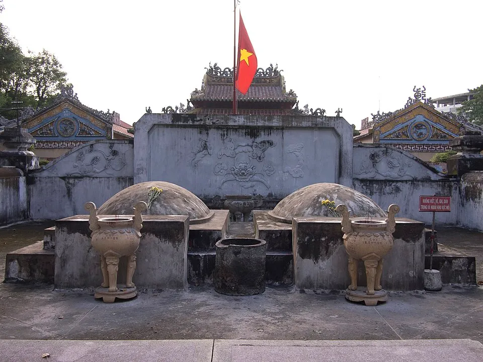 Cận cảnh mộ Lê Văn Duyệt và vợ