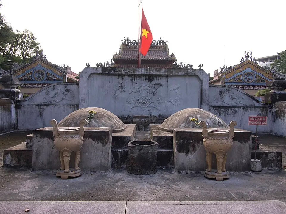 Cận cảnh mộ Lê Văn Duyệt và vợ