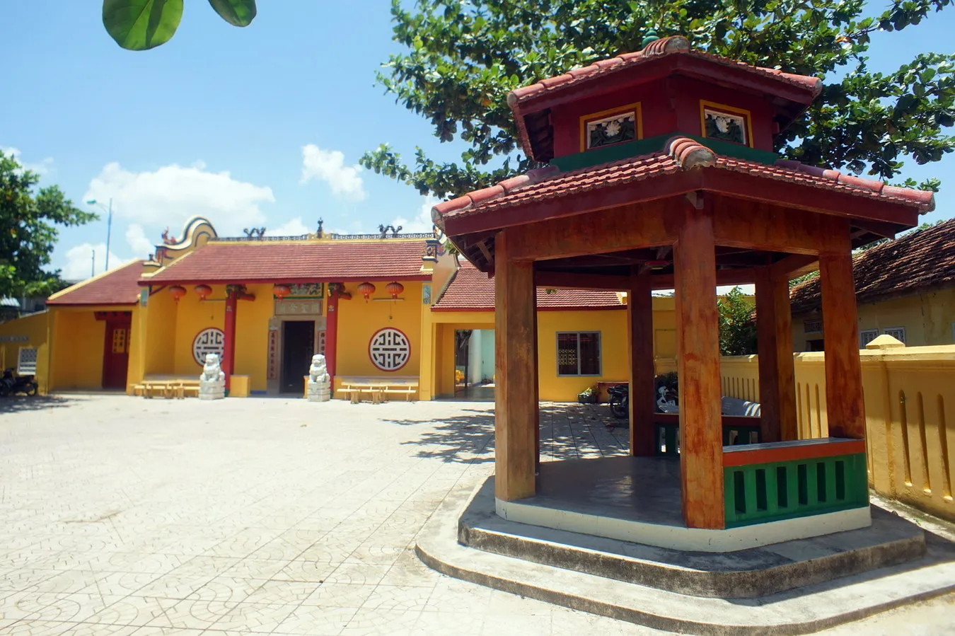 Khuôn viên Miếu Quan Thánh Quảng Đông