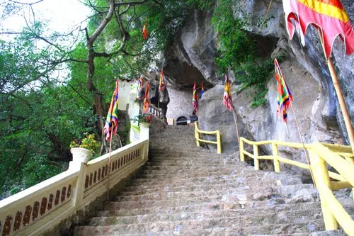 Khung cảnh bên ngoài Chùa Tiên