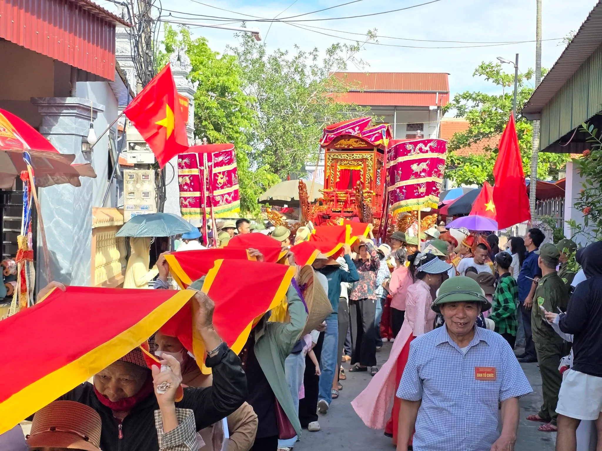 Tục lệ đội cầu rước Mẫu lên chùa bái Phật tại lễ hội đền Đồng Bào.