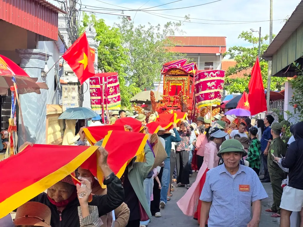 Tục lệ đội cầu rước Mẫu lên chùa bái Phật tại lễ hội đền Đồng Bào.