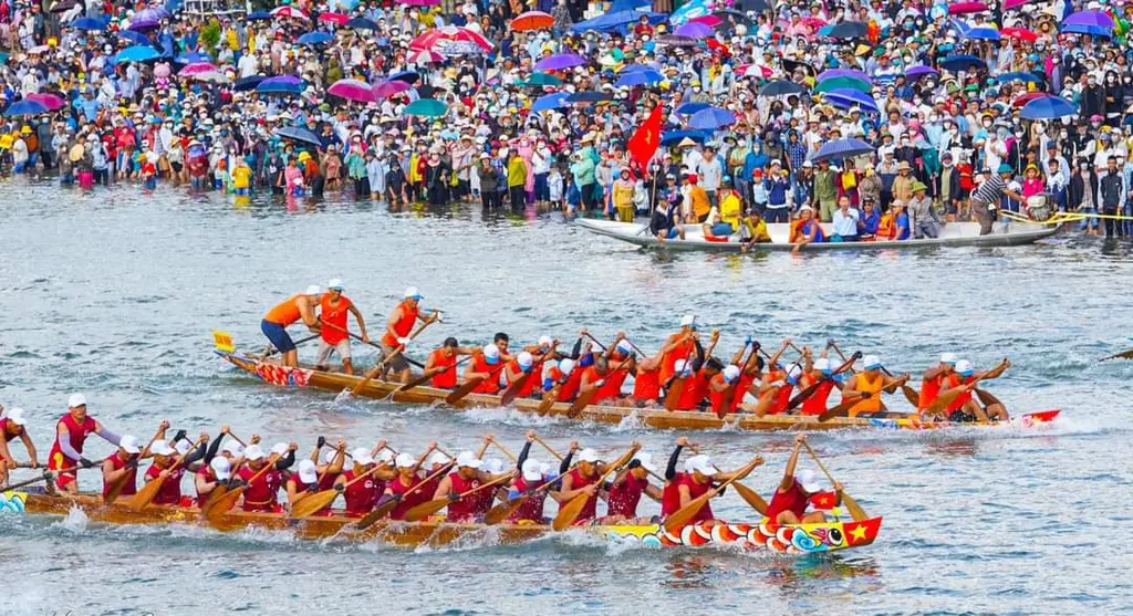 Quang cảnh Lễ hội đua thuyền trên sông Nhật Lệ