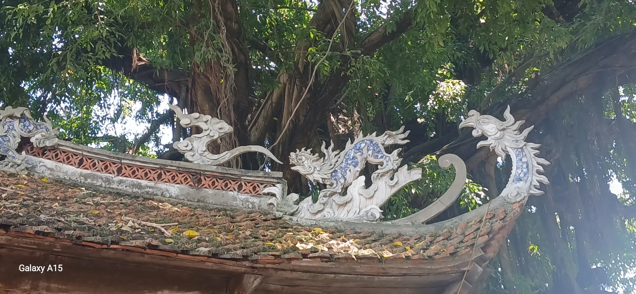Phần mái đao bên tả chùa Cảnh Linh