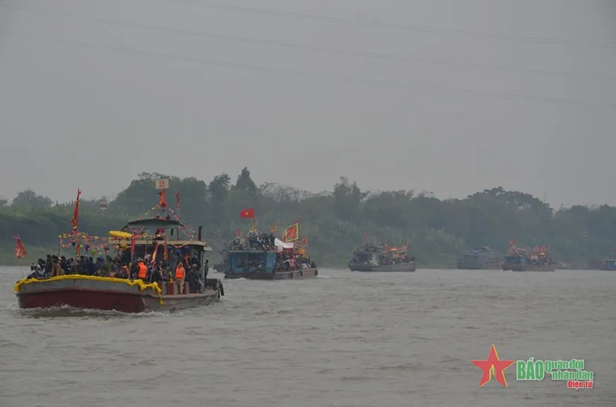 Đoàn rước kiệu đi thuyền qua sông Hồng của Hội đền Và