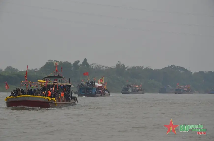 Đoàn rước kiệu đi thuyền qua sông Hồng của Hội đền Và