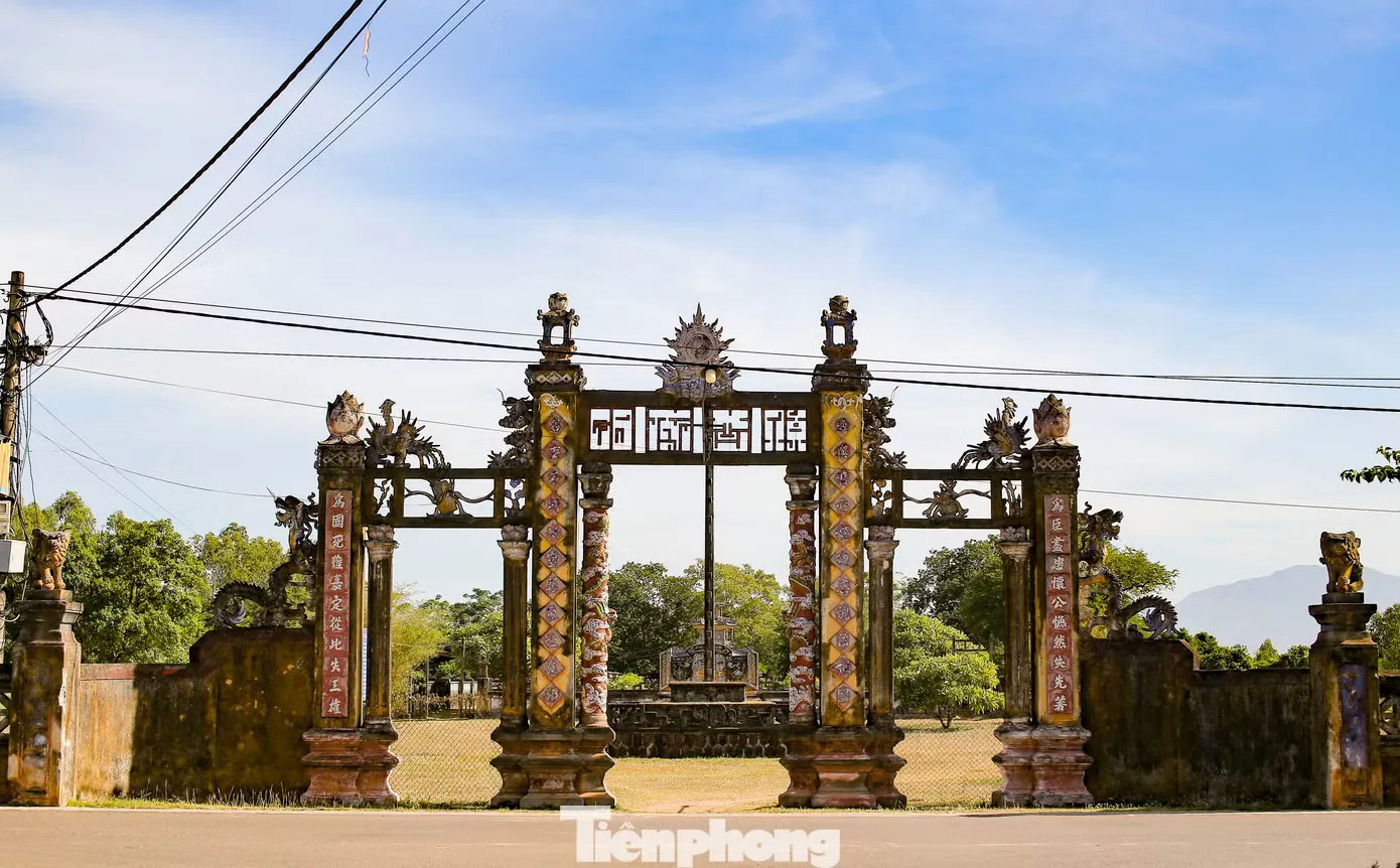 Cổng vào Thành Hoàng Đế
