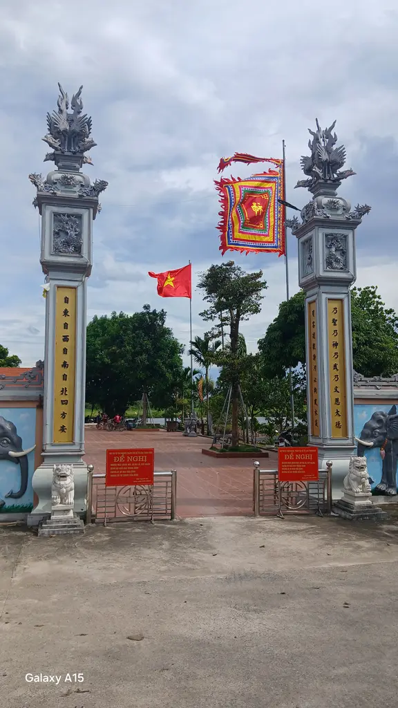 Biểu trụ ngoài cổng đình Thụy Dương