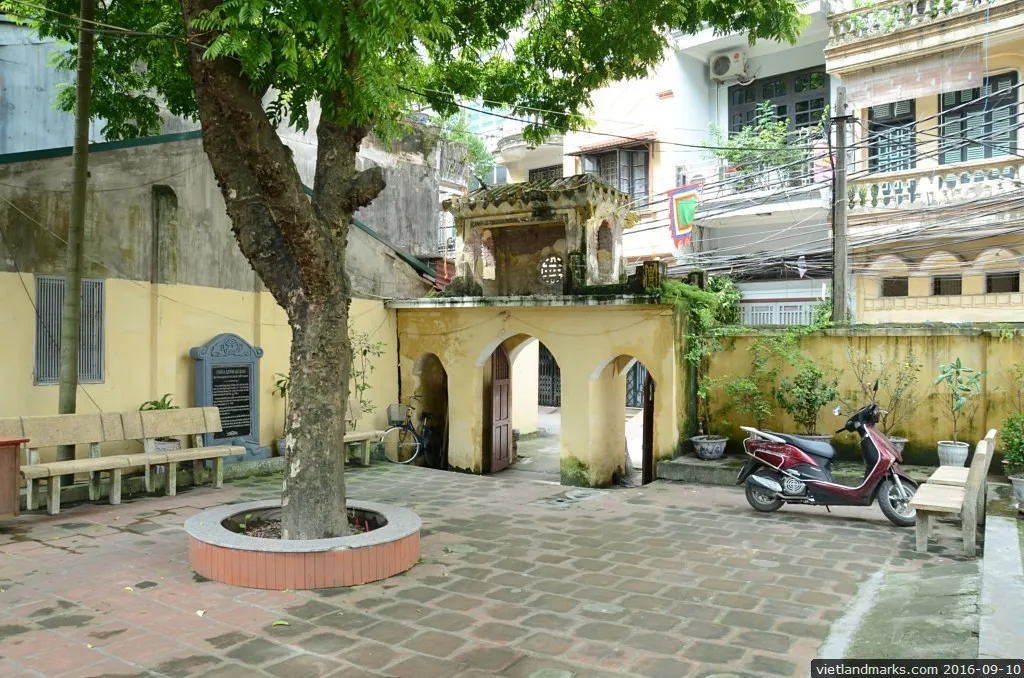 Khung cảnh trong sân Chùa Phương Liệt