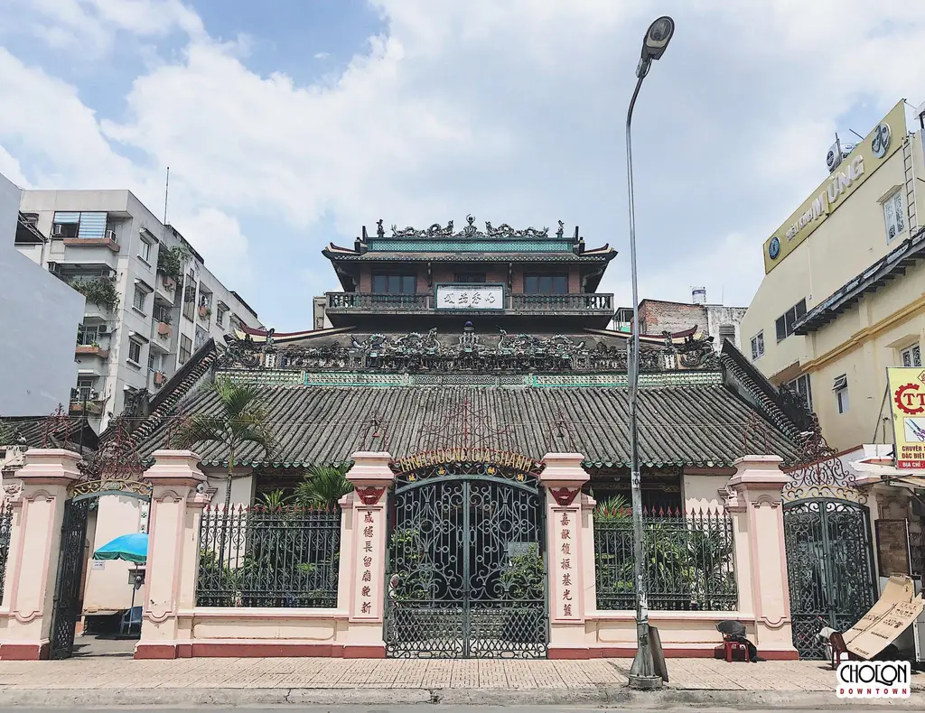 Tam quan Đình Minh Hương Gia Thạnh