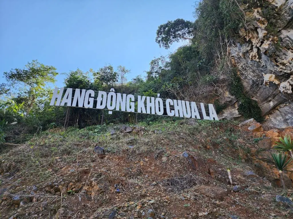 Cảnh quan bên ngoài Động Xá Nhè (khó Chua La)