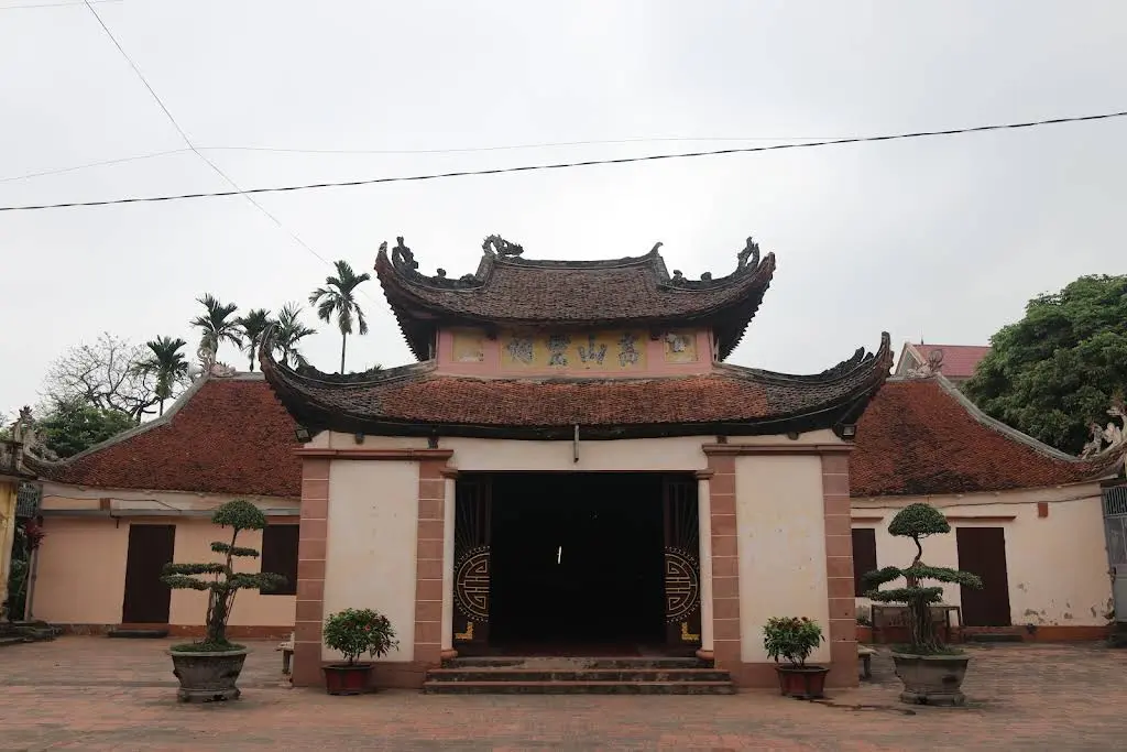 Đình Bạch Liên nhìn chính diện