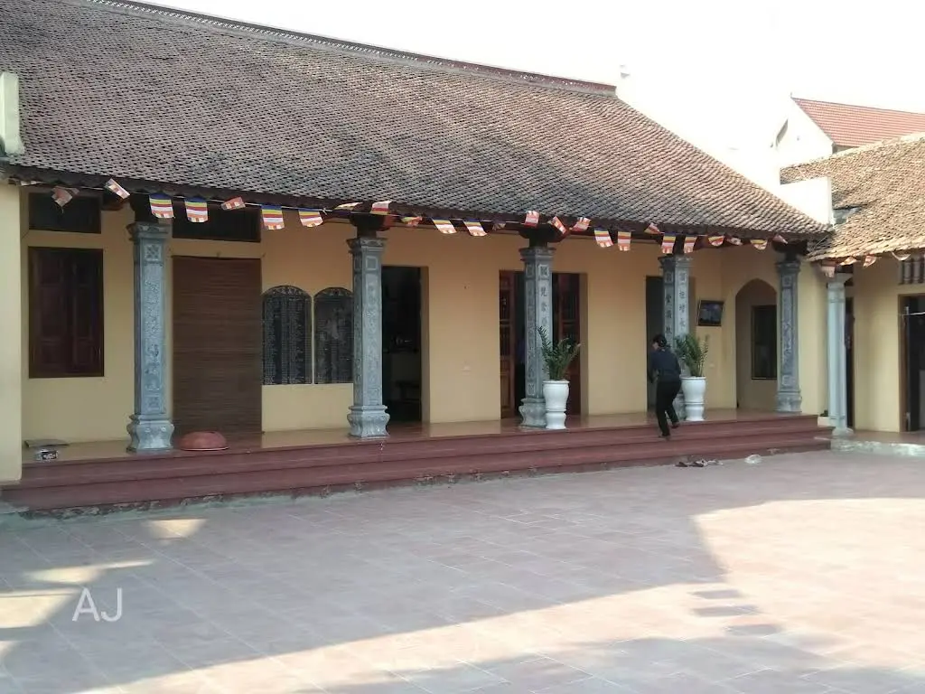 Cổng tam quan di tích Chùa Yên Quán