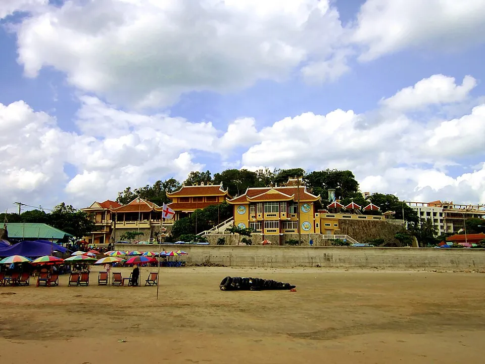 Dinh Cô chụp từ xa