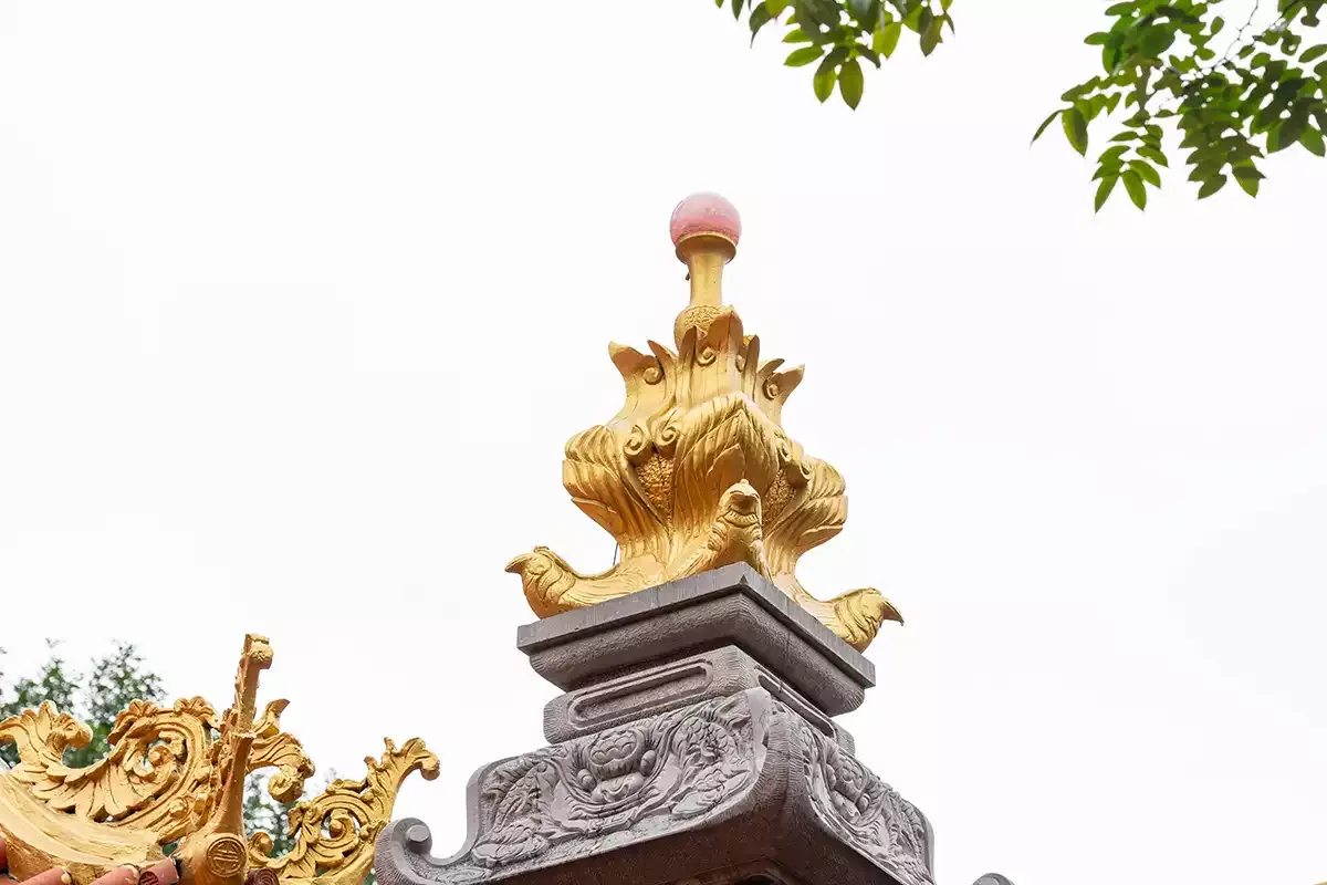Cột trụ phù điêu hoa sen tại Chùa Vân Hồ