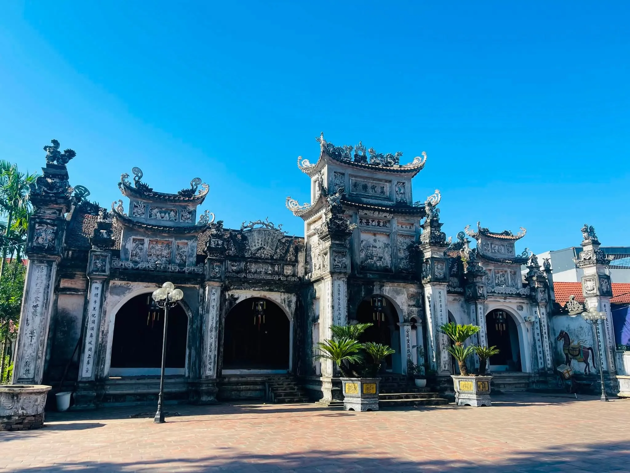 Cổng vào đình Mui.