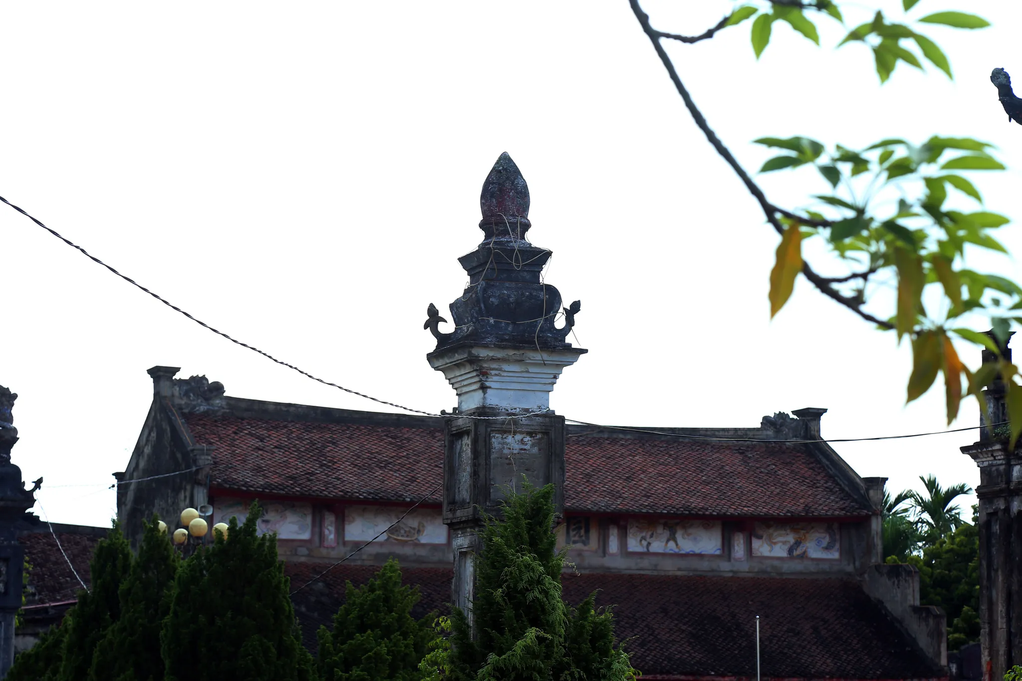 Trụ biểu bên trái cổng chùa Viên Quang