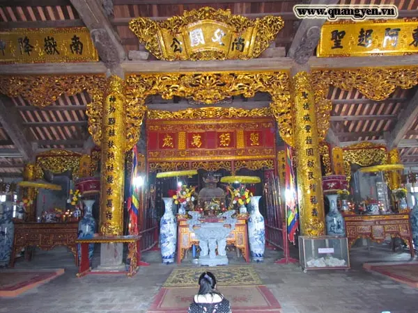Gian thờ bên trong Đình Lưu Khê