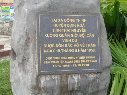 Bia tên di tích Xưởng Đội Cấn - Nhà Máy Quân Giới K77 (1947-1954)