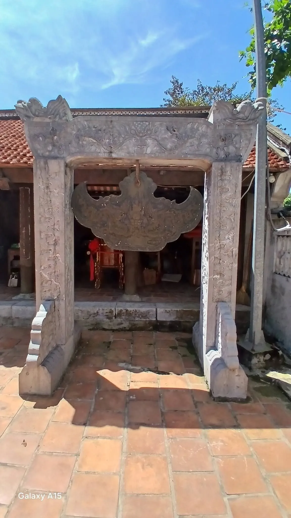 Khánh đồng trong đền thờ Thánh Mẫu.