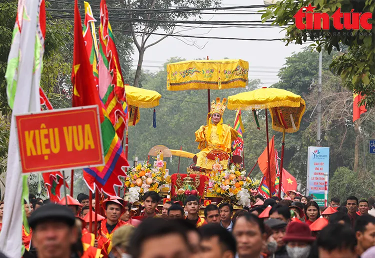 Đoàn rước vua tại Hội Đền Sái