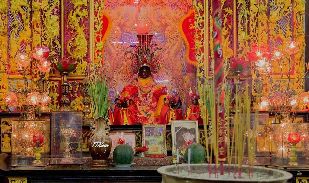 Ban thờ Hội Quán Quỳnh Phủ