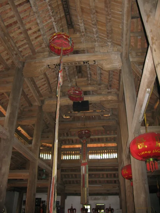 Không gian bên trong Chùa Dận