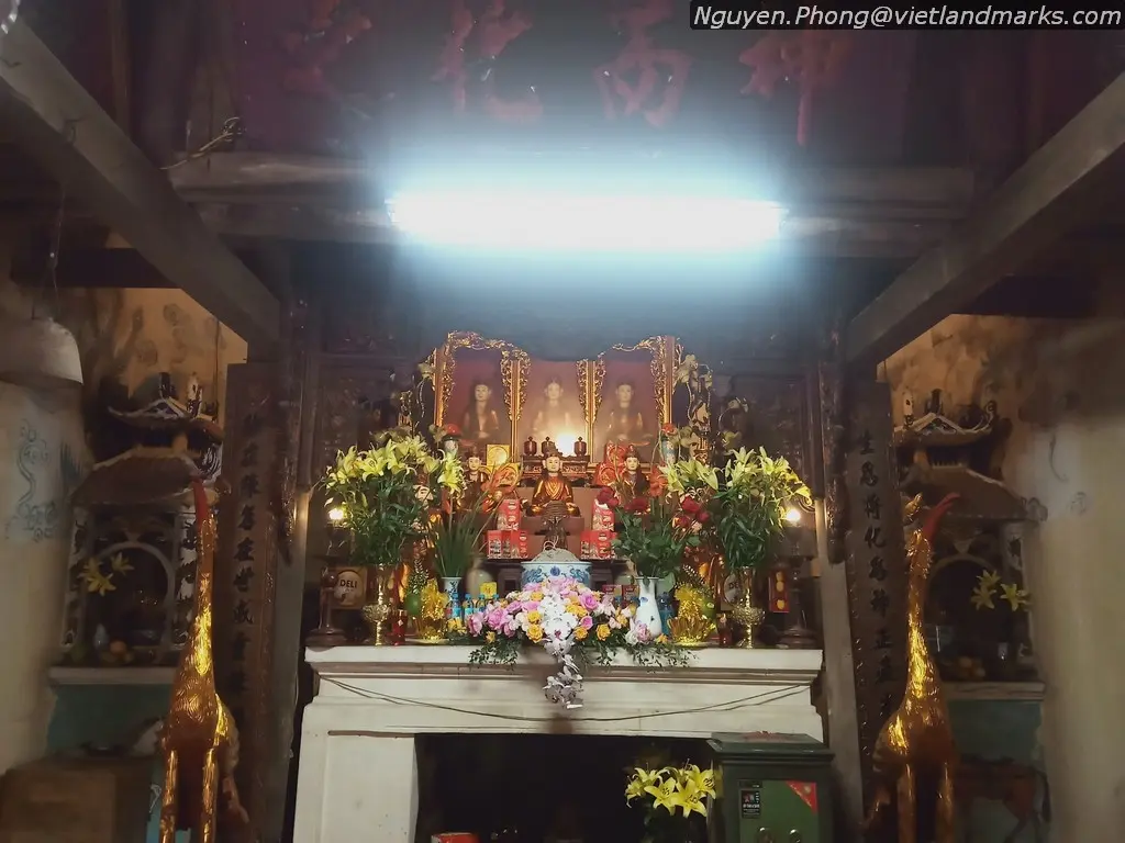 Bên trong Chùa Quảng Bá