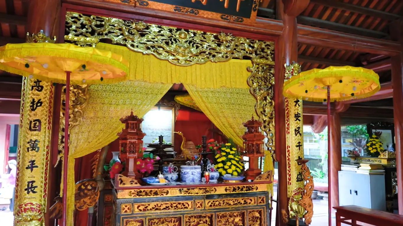 Cảnh quan bên trong Miếu Yên Lan
