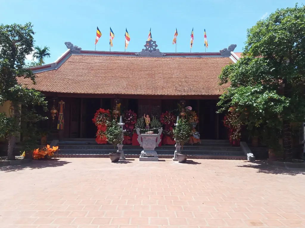 Khuôn viên chùa Ngọc Khám