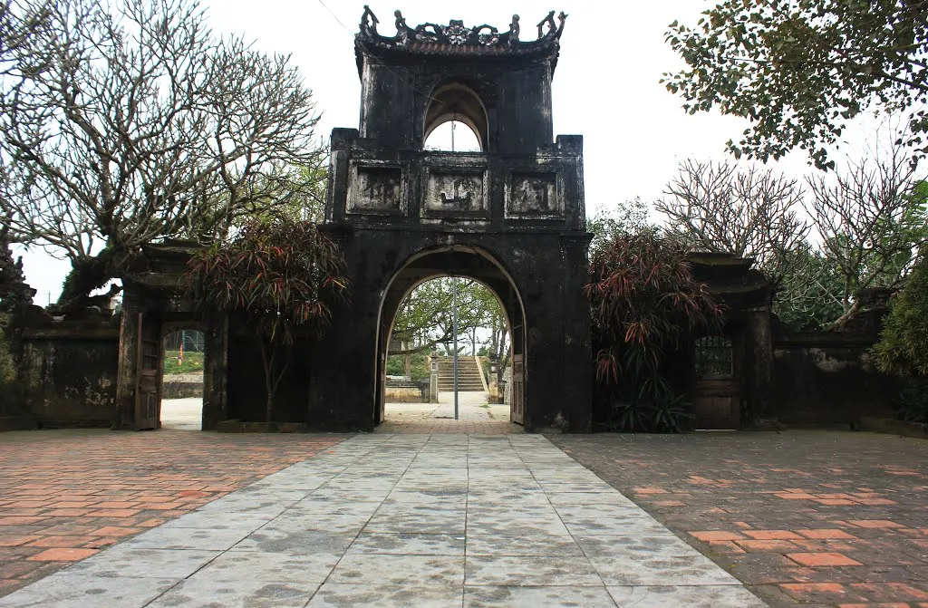Cổng Đền thờ Lý Thường Kiệt chụp từ bên trong