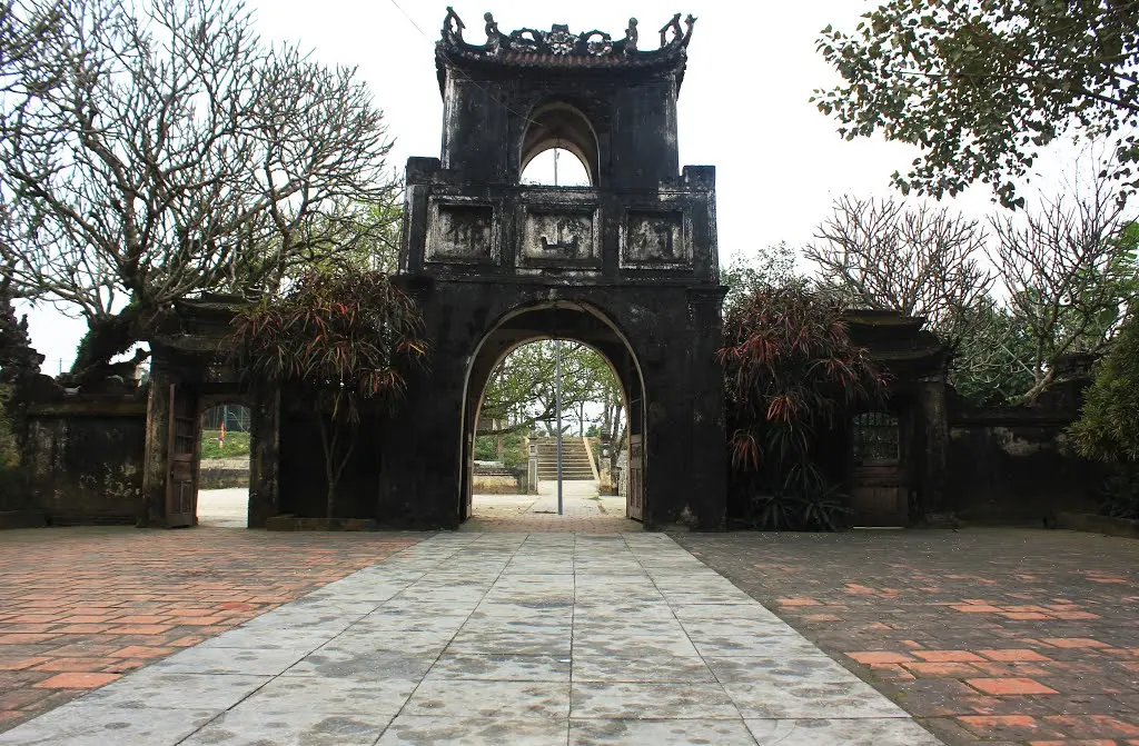 Cổng Đền thờ Lý Thường Kiệt chụp từ bên trong