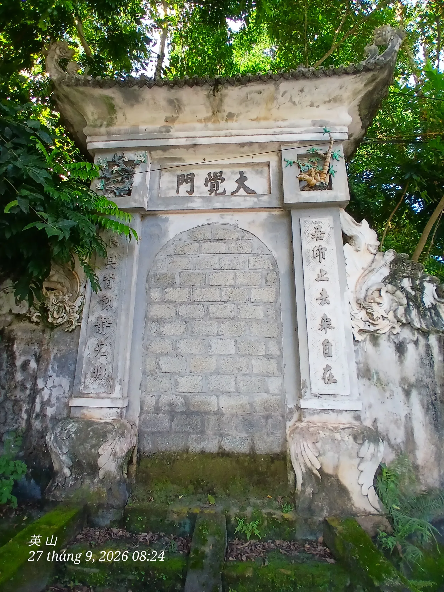 Cổng cũ của chùa Long Tiên
