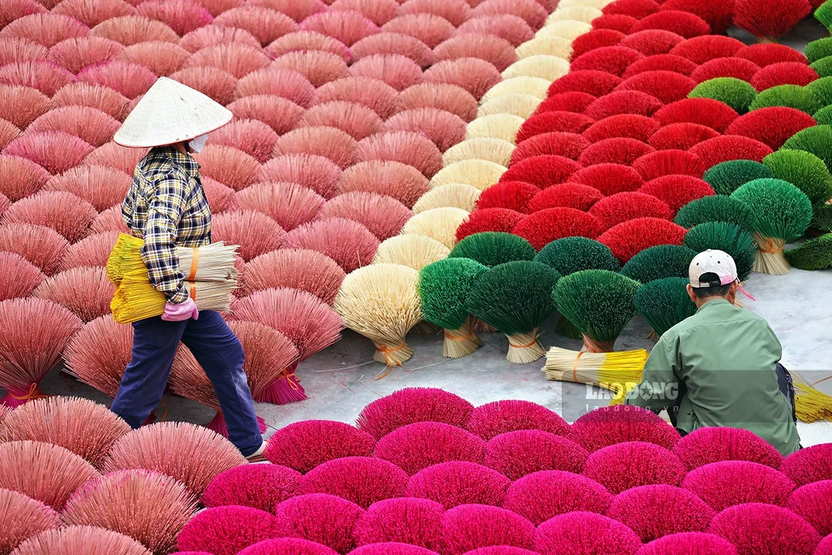 Công đoạn phơi hương tại Làng tăm hương Quảng Phú Cầu